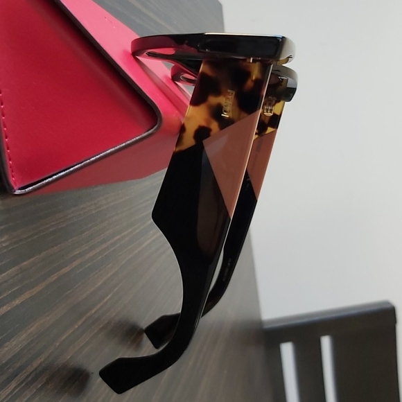 SOLD Authentic Fendi sunglasses - Picture 2 of 12